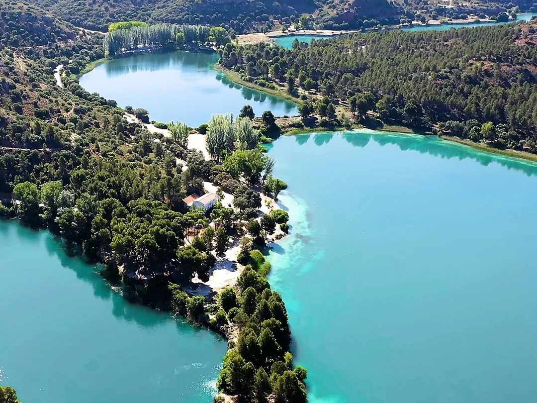 Vista aérea de las Lagunas de Ruidera, con el agua turquesa entre las dos lagunas y el pinar del istmo